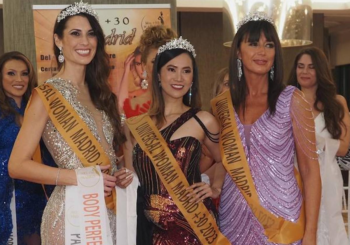 La leonesa Carmen Alvar -derecha- durante el nombramiento de ganadora en el certamen de belleza en Madrid.