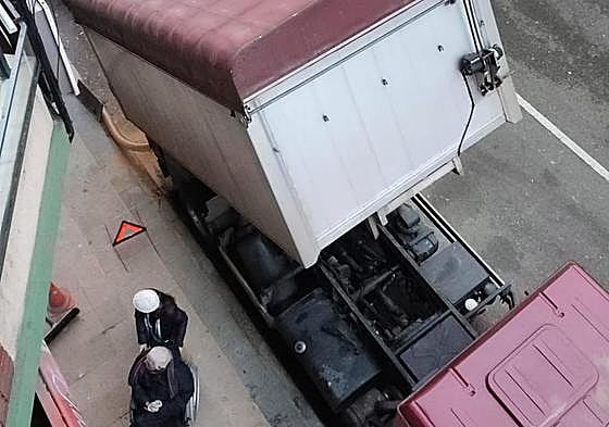 Camión descargando mercancía en la avenida Lancia.