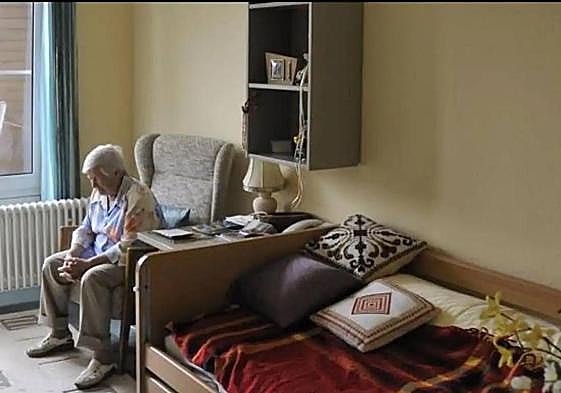 Una mujer residiendo sola en una vivienda.
