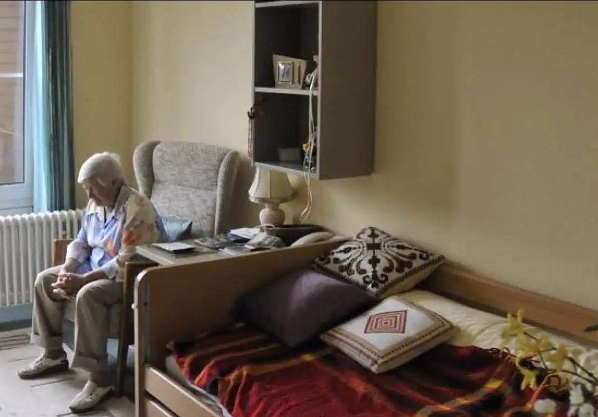 Una mujer residiendo sola en una vivienda.