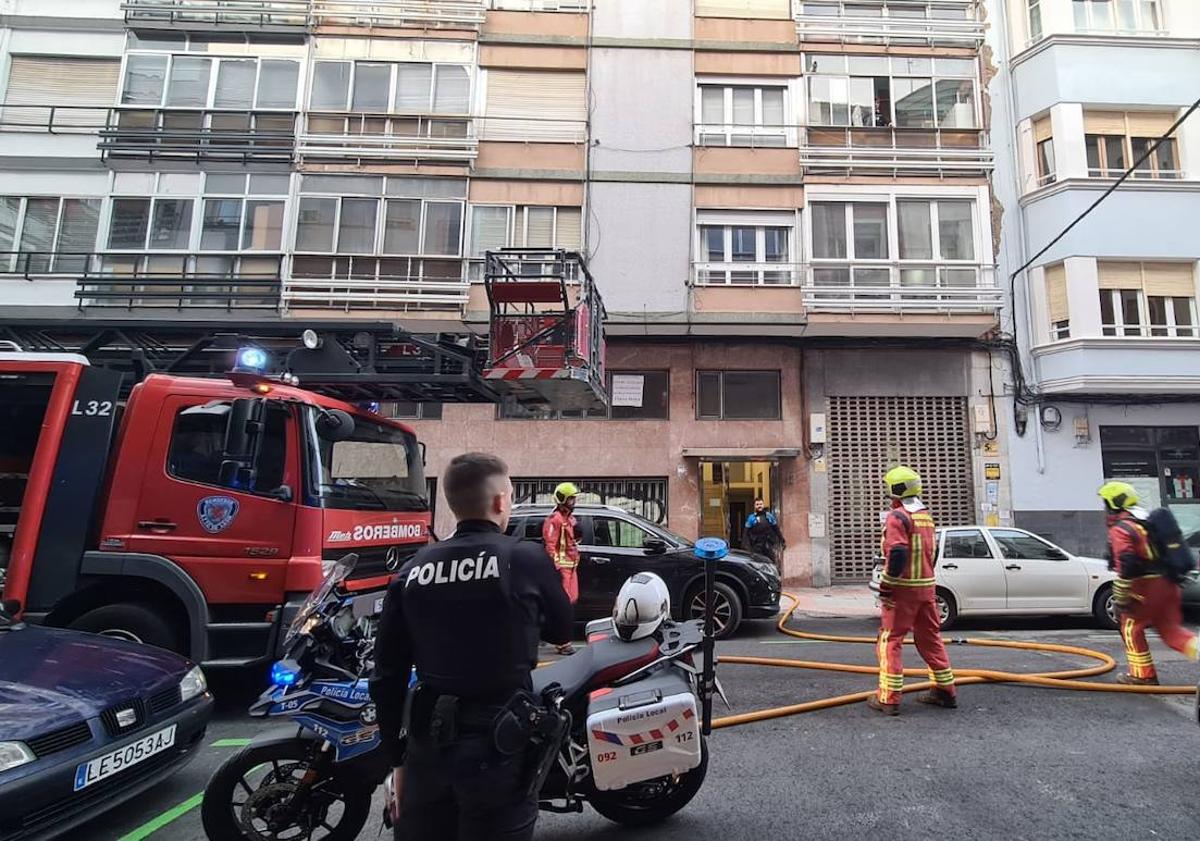 Imagen principal - El humo que salía de un enchufe en una casa de Alfonso IX moviliza a los bomberos