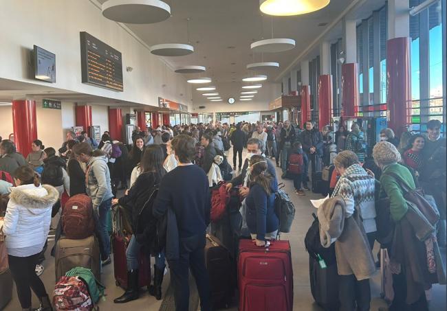 Situación en el vestíbulo de la estación.