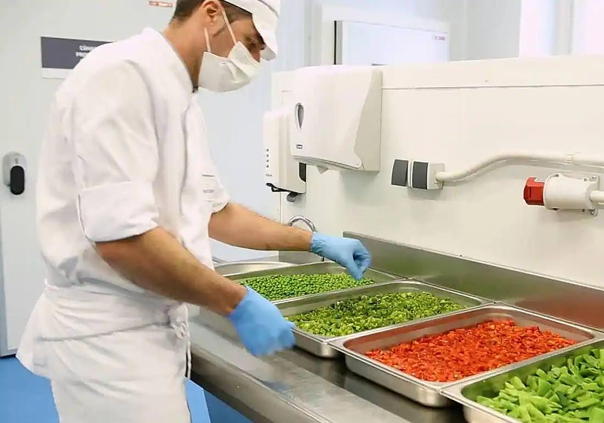 Preparación de productos en una cocina central.