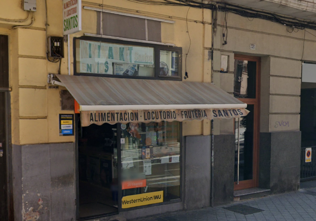 El locutorio del número 40 de la calle Nicolás Salmerón donde se produjo la agresión.