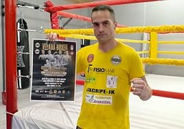 Kike Presa posa con el cartel de la velada en la que participará en Tres Cantos.