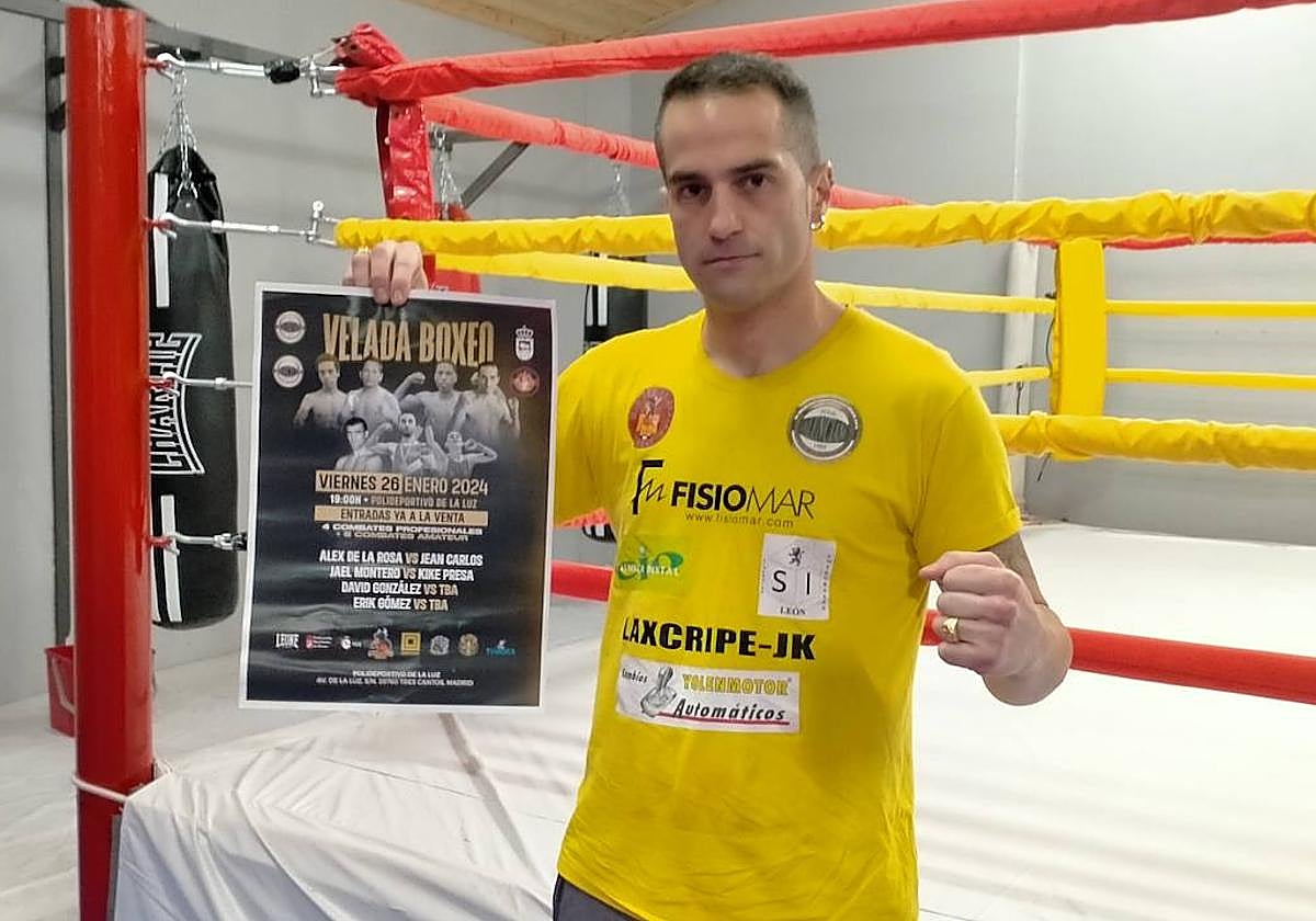 Kike Presa posa con el cartel de la velada en la que participará en Tres Cantos.