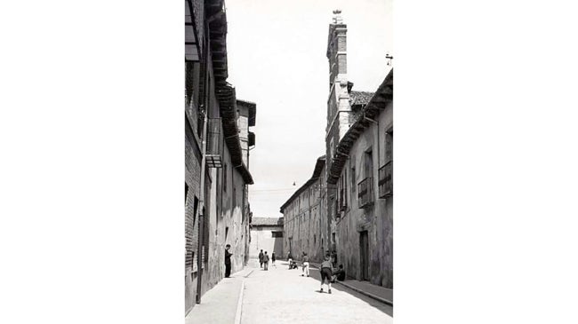 Imagen antes - Una calle tan longeva como la Catedral que guarda una gran historia