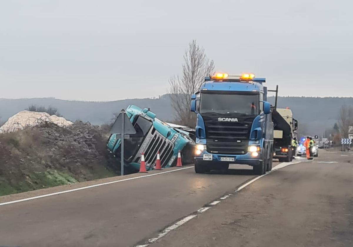 El camión accidentado en Boñar, esta mañana, mientras la Guardia Civil trabaja para retirarlo.