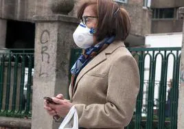 Una mujer con mascarilla en León.