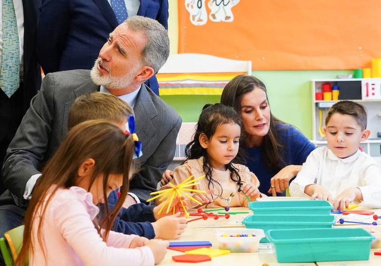 Los reyes de España comparten actividad con los niños de Infantil del Gumersindo.