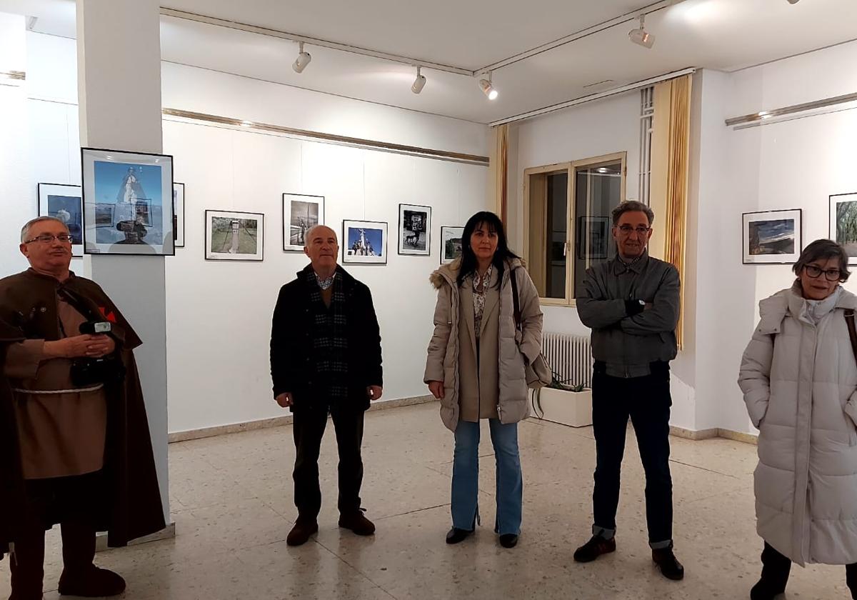 Imagen de la inauguración de la exposición de fotografía en Trobajo del Camino.