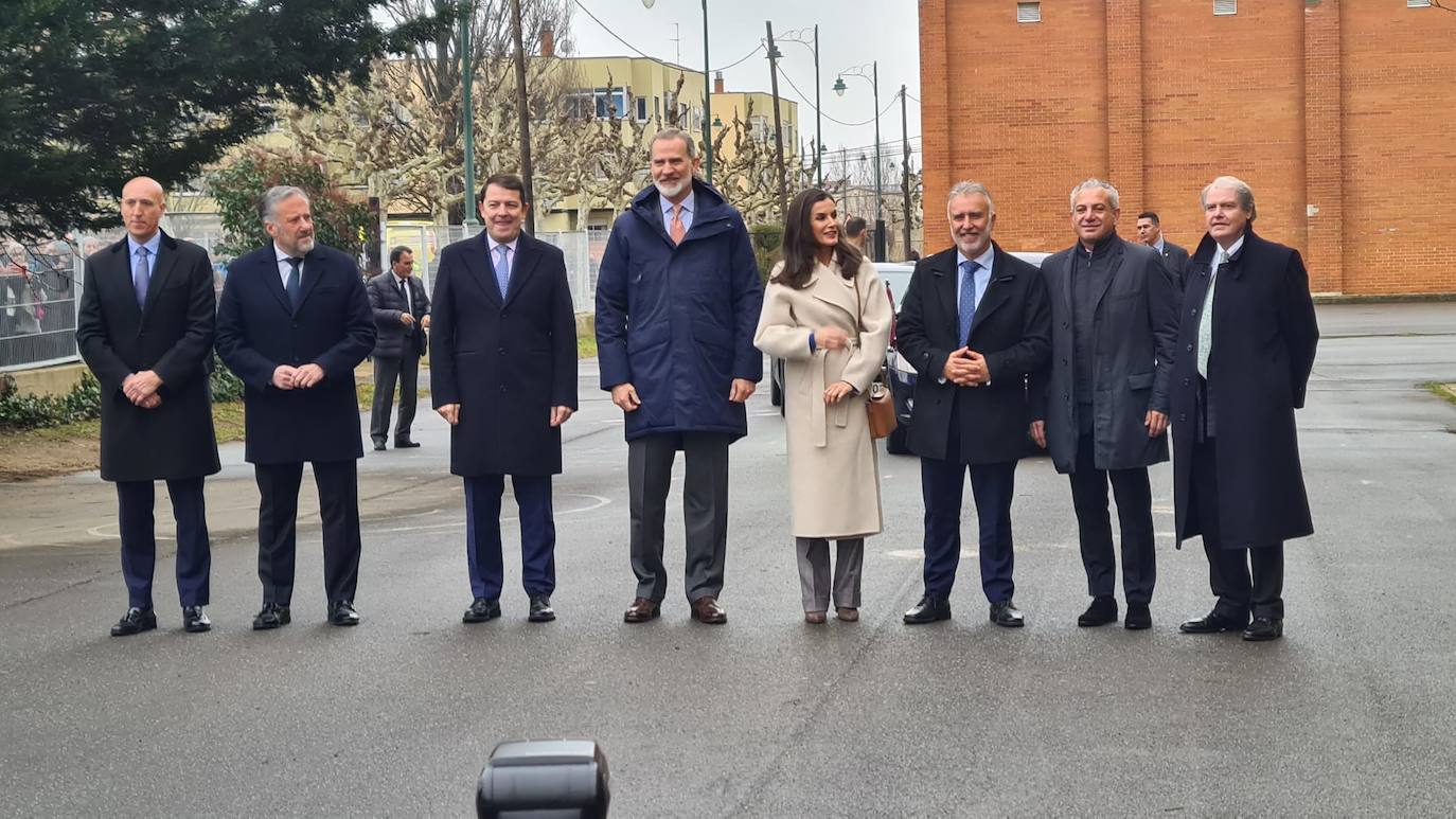 Foto de autoridades a la llegada de los reyes al colegio leonés. 