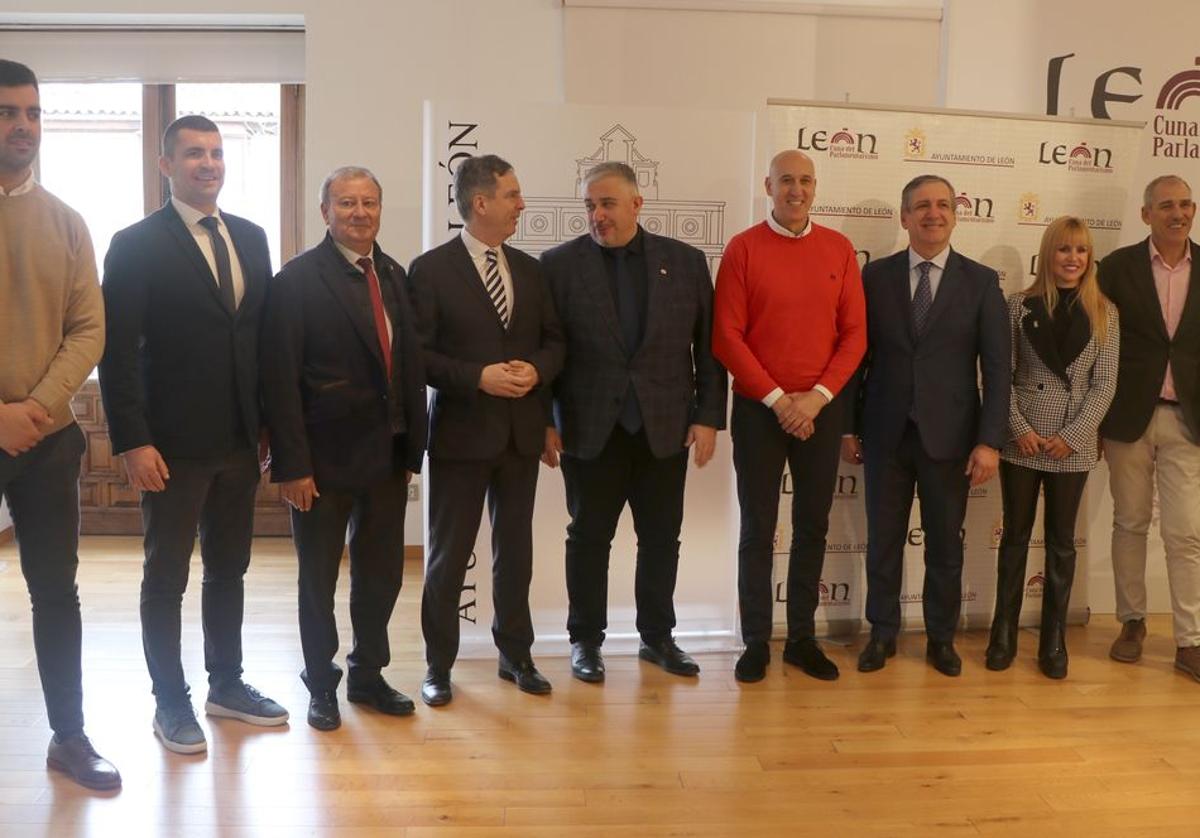 Foto de familia de la presentación del Campeonato del Mundo júnior de halterofilia de León.