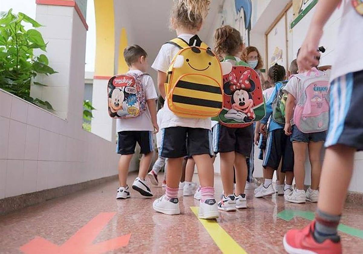 Unos niños se preparan para entrar a clase, en una imagen de archivo.