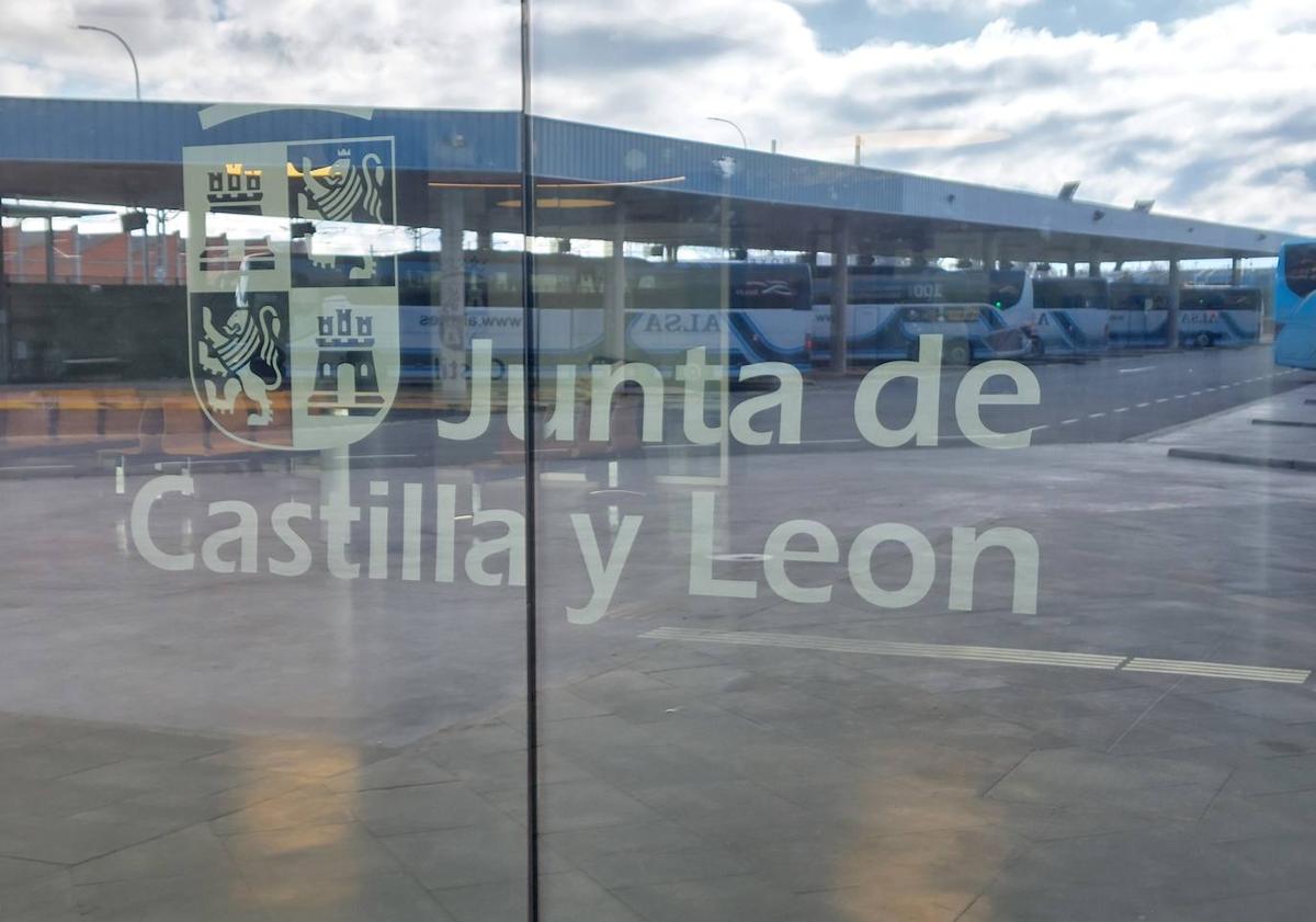 Imagen principal - Más logos de la Junta en la estación.