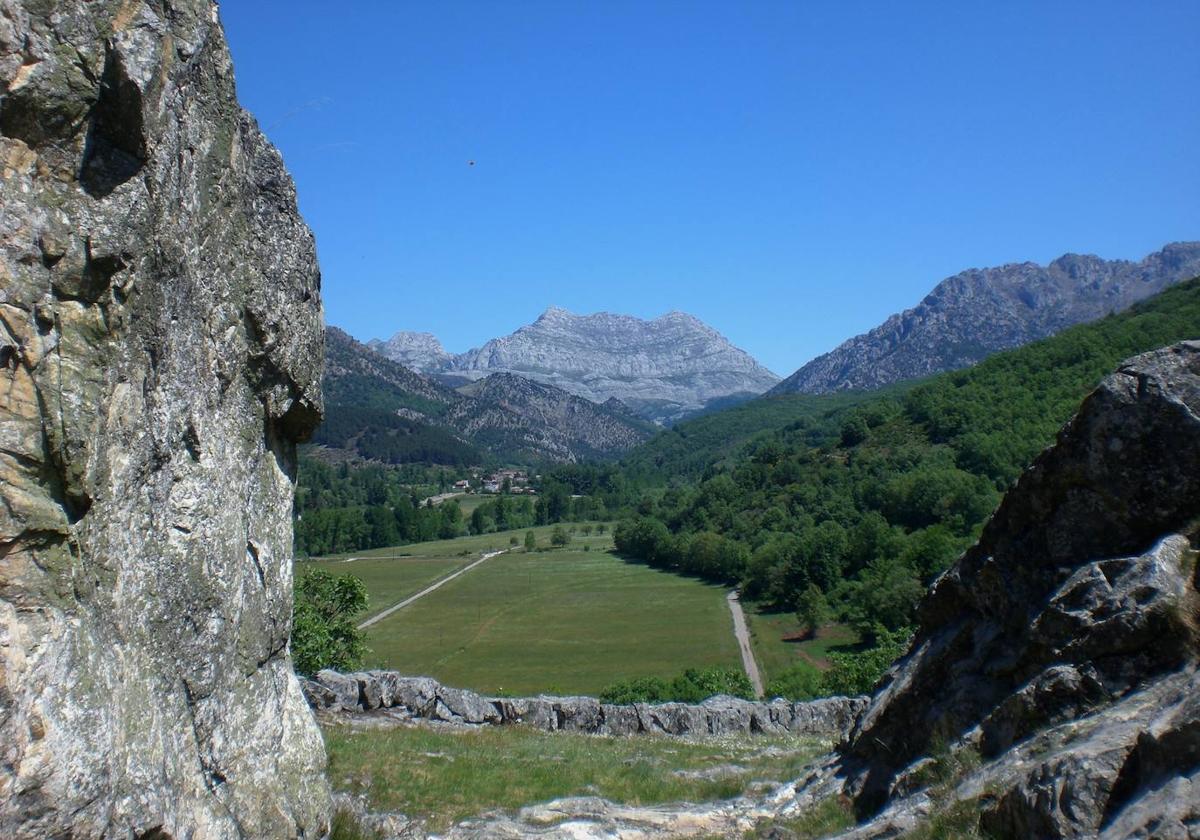 La ruta Vadiniense a su paso por la Entrecisa, en Villayandre.