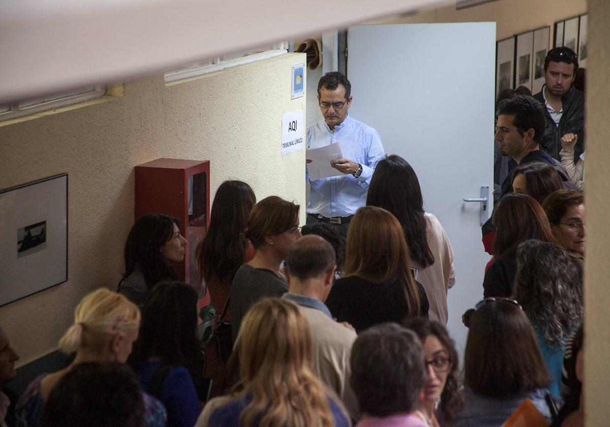 Aspirantes antes de entrar en un examen de oposición.