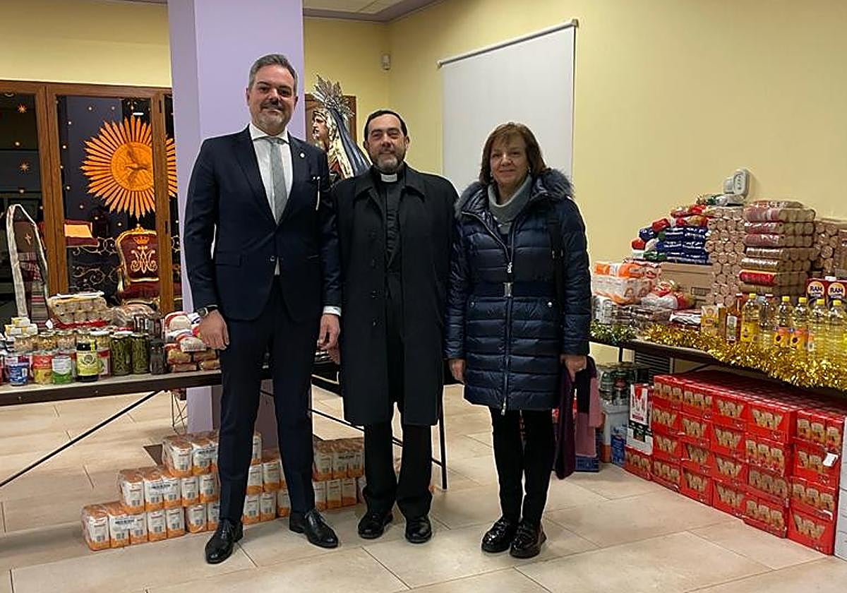Entrega de la bolsa de caridad de la Cofradía de Nuestra Señora de las Angustias y Soledad de León a la parroquia de la Iglesia del Mercado.