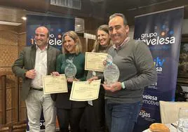 El CEO de Grupo Itevelesa, Jesús García Gil, (primero por la izquierda) junto a los ganadores del premio 'Itevelesa Trainer' en la modalidad de grupo.