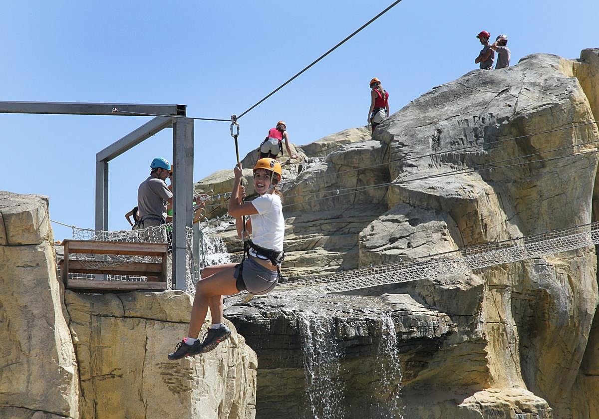 Un joven practicando con la tirolina en el Centro de Prevención de Riesgos en tiempo libre en Palencia.