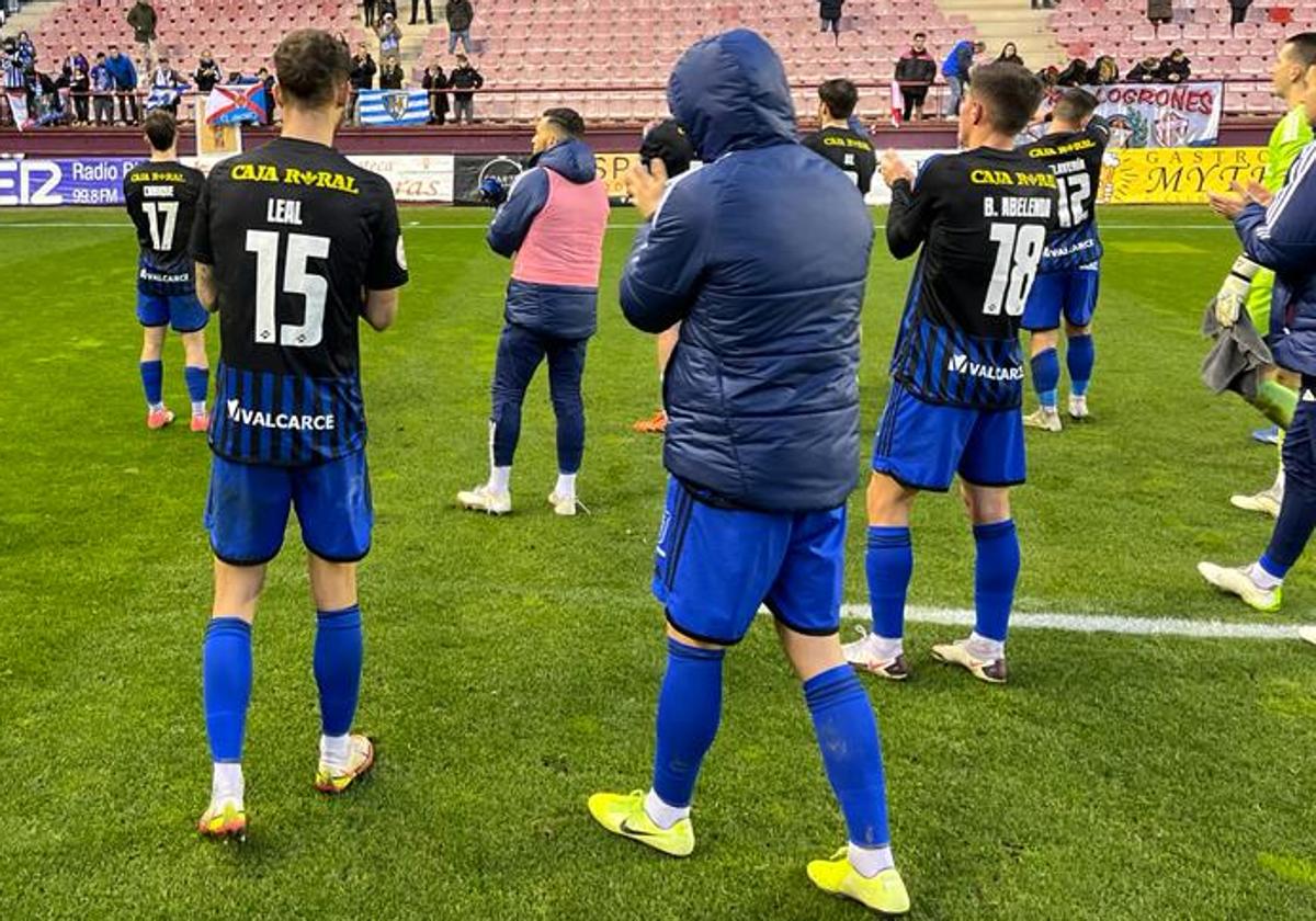 Los jugadores de la Deportiva celebran con su afición la victoria en Logroño.