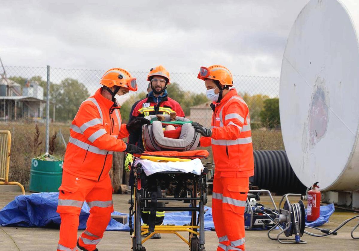 Simulacro en un curso sobre intervención en accidentes de tráfico