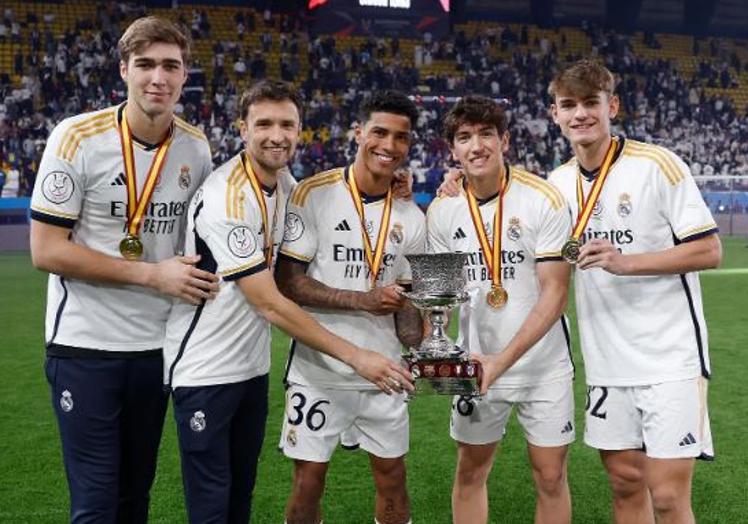 Fran González, a la izquierda, junto a otros canteranos del Real Madrid en la Supercopa.