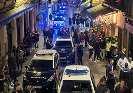 Concentración de coches y curiosos en la calle Varillas de León, tras una pelea en marzo de 2023.