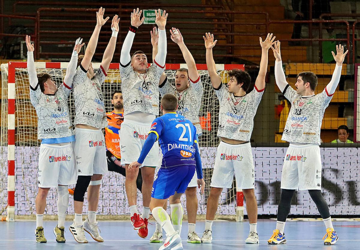 Varios jugadores del Abanca Ademar, entre ellos Santista, Casqueiro y Juan Castro, en un partido de esta temporada.