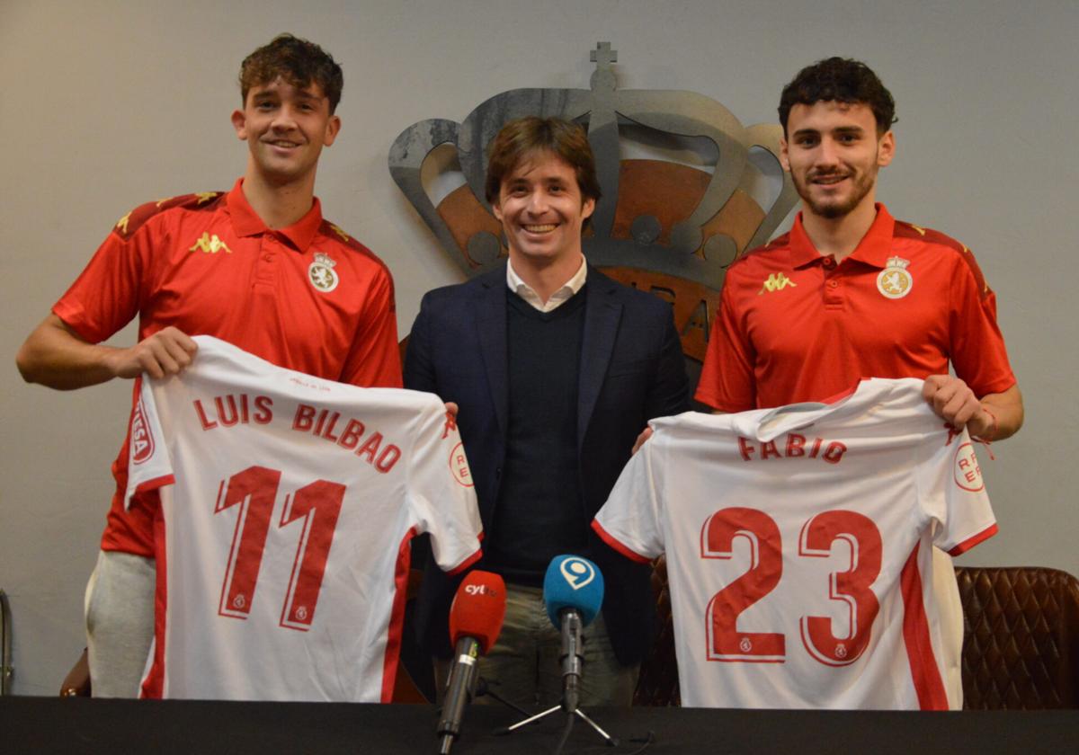 Luis Bilbao y Fabio, junto al director deportivo de la Cultural, José Manzanera, en la presentación de los jugadores.