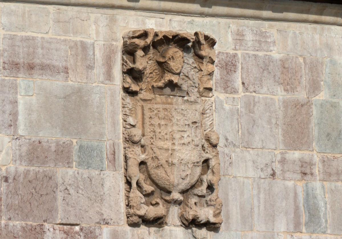 Uno de los blasones que ocupan la fachada de la afamada casa de los escudos de Puebla de Lillo.