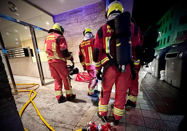 Los bomberos desplazados al lugar de los hechos durante su actuación.