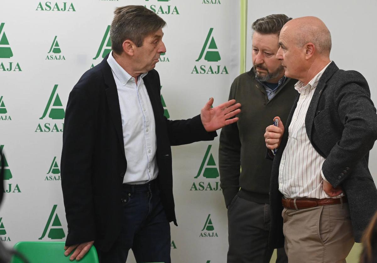 El presidente de Asaja León, Arsenio García Vidal, y el secretario general, José Antonio Turrado (I) presentan el balance anual.