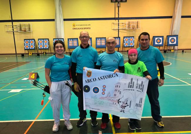 Los miembros del equipo Arco Astorga que participaron en el campeonato.