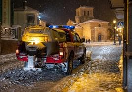 Una furgoneta con pala, despejando la nieve de los viales en Soria.