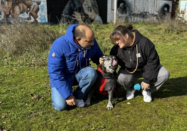 Pilar González y Diego Berdugo con su perra Nika