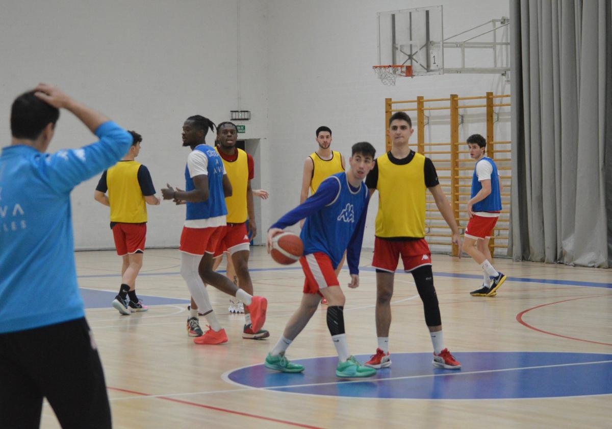 La Cultural de Baloncesto prepara el encuentro frente al Obradoiro en San Esteban.