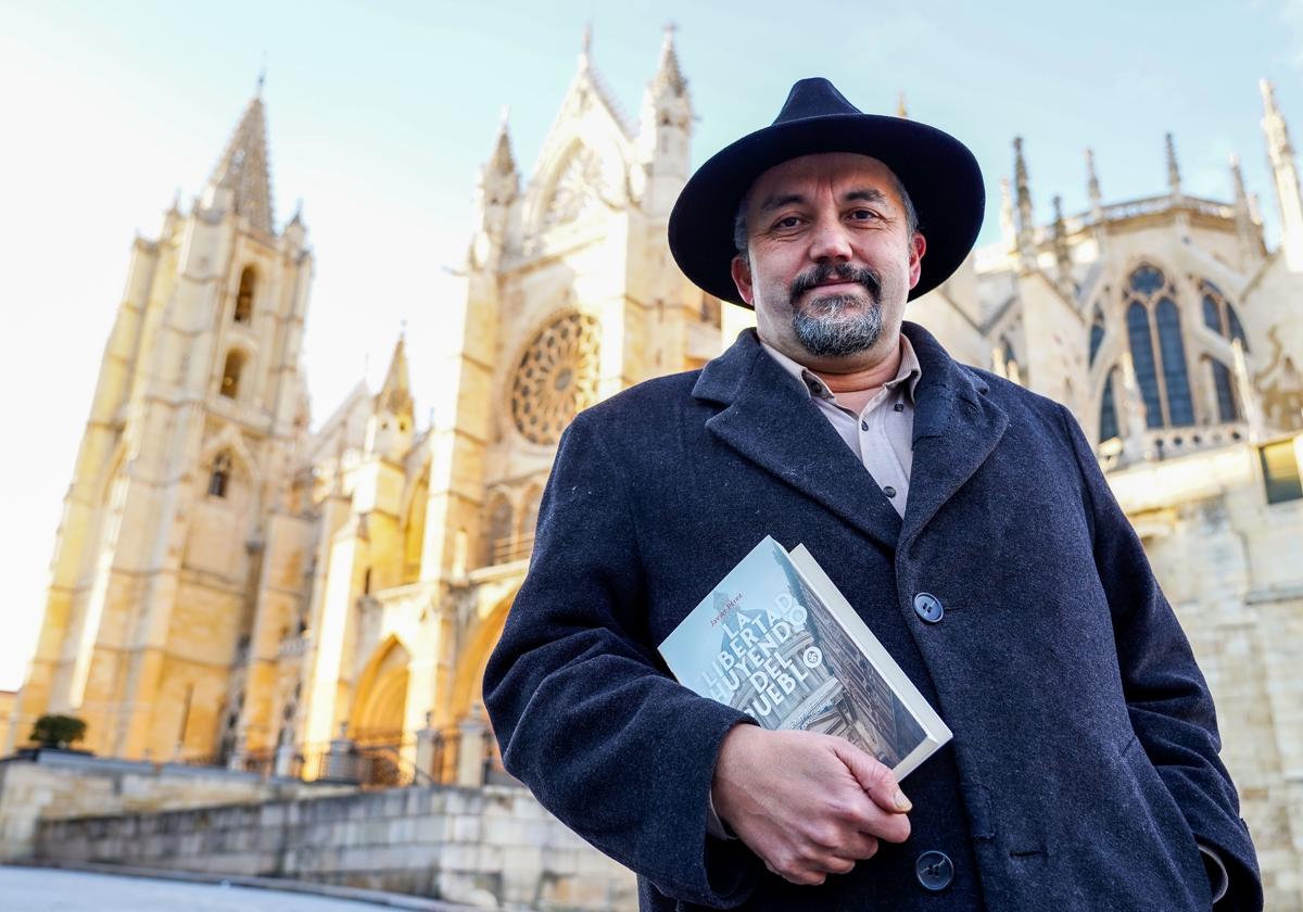 El escritor Javier Pérez posa junto a su nuevo libro en la Catedral de León.