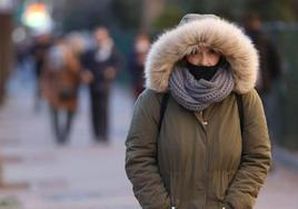 Una mujer se protege del frío.