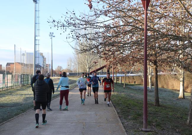 Corredores calentando antes del inicio de la carrera