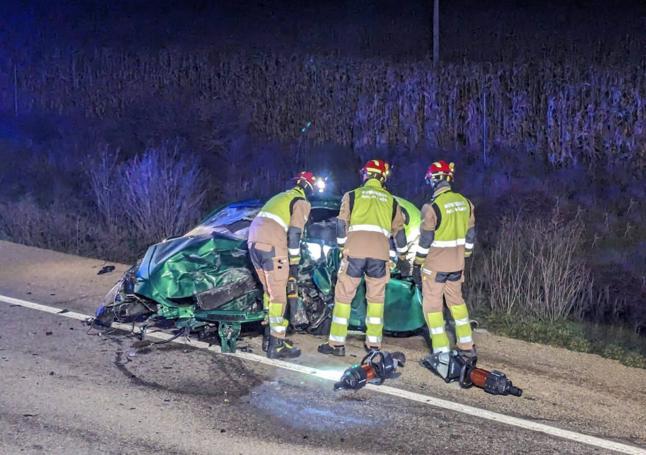 Bomberos de León intervienen en el accidente.