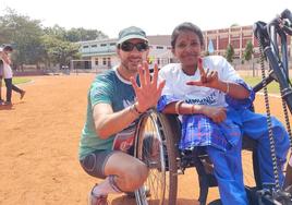 Ángel junto a una joven durante el Comunity Running Day.