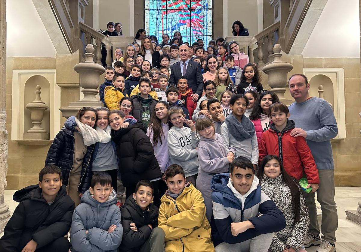 Alumnos de Luis Vives en su visita al Ayuntamiento.