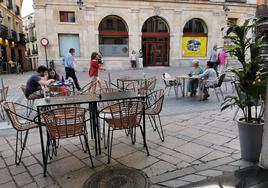 Terraza en la plaza de San Martín, en el barrio Húmedo.