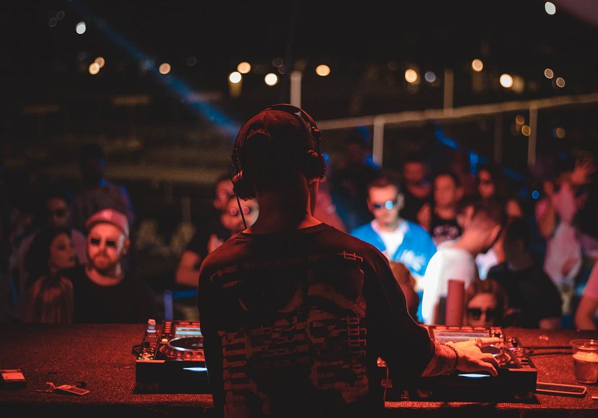 Un DJ pinchando en una sala.