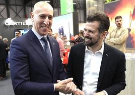 El alcalde de León, José Antonio Diez, charla con el líder autonómico del PSOE, Luis Tudanca, en Fitur.