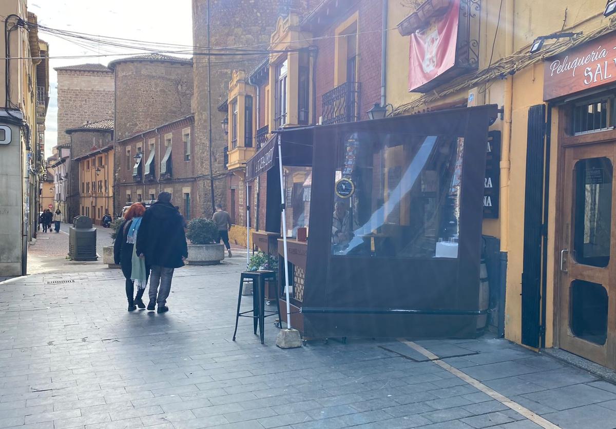 La calle Serradores se ubica entre Puerta Obispo y Caño Badillo.