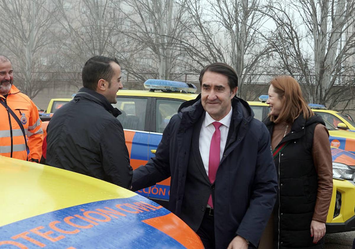 El consejero de Medio Ambiente, Vivienda y Ordenación del Territorio, Juan Carlos Suárez-Quiñones, entrega 60 vehículos para la Agencia de Protección Civil y Emergencias.