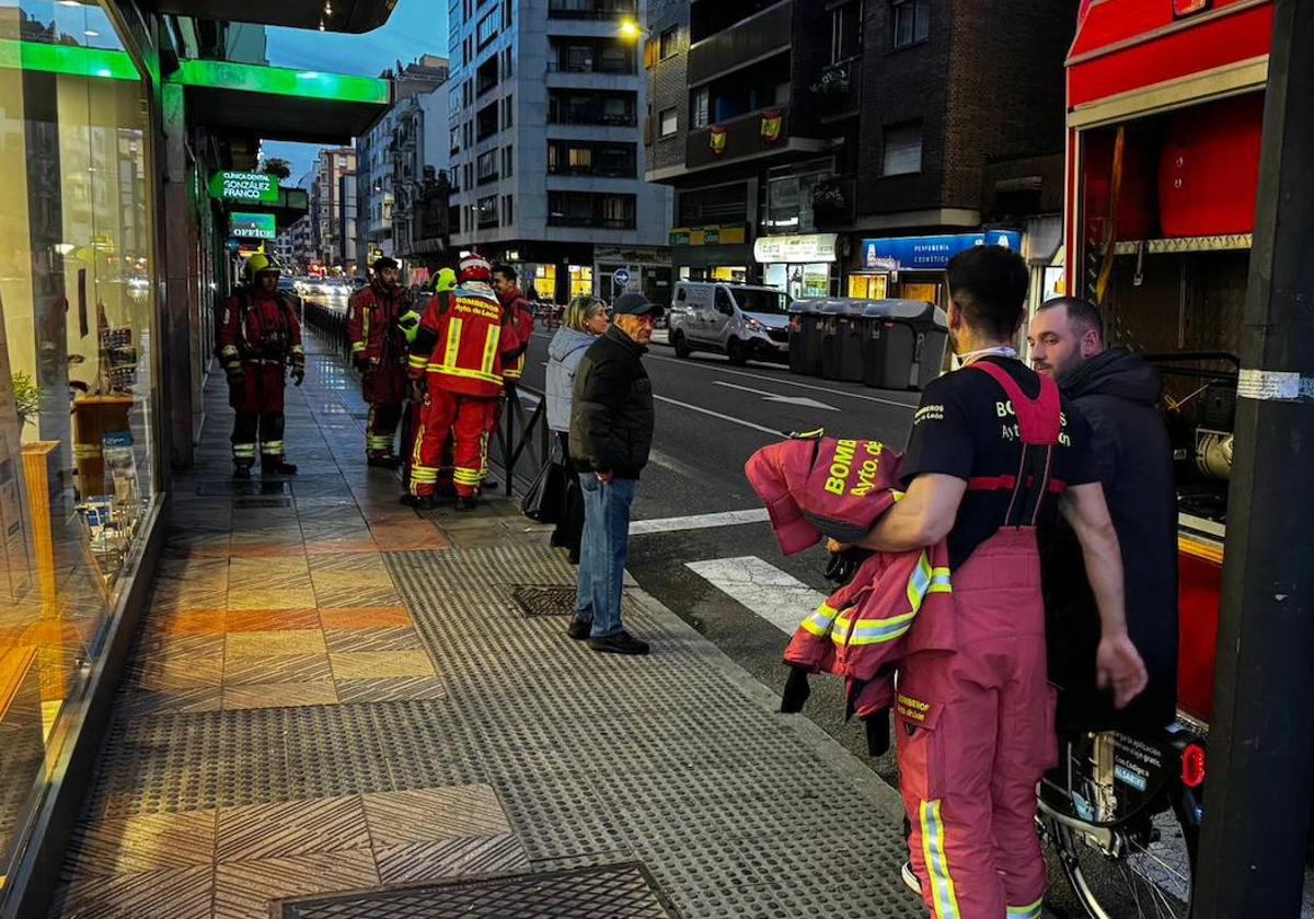 Bomberos en el lugar del incidente.