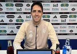 Íñigo Vélez, entrenador de la Deportiva, en la sala de prensa de El Toralín.